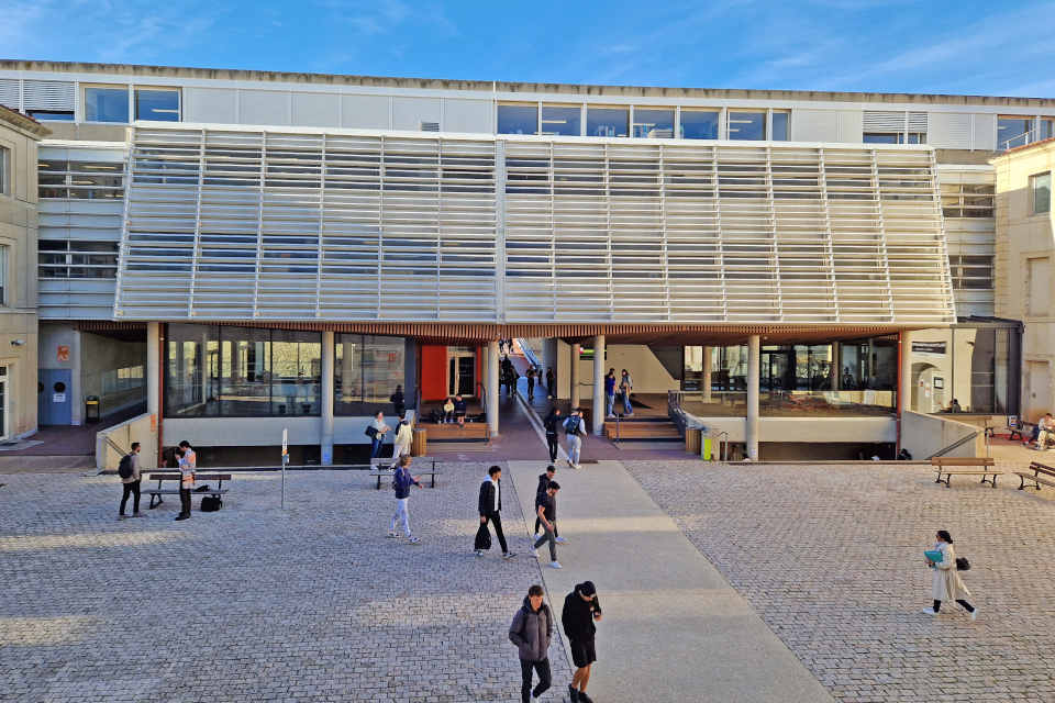 Vue de la cour intérieure de l'Université de Nîmes, site Vauban