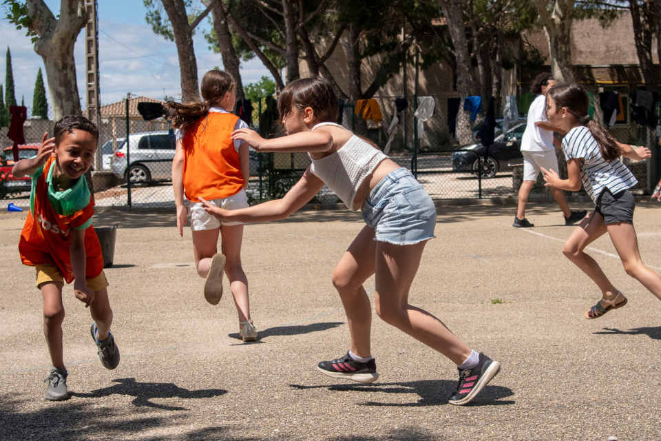 Des enfants jouant dans une cour de récréation