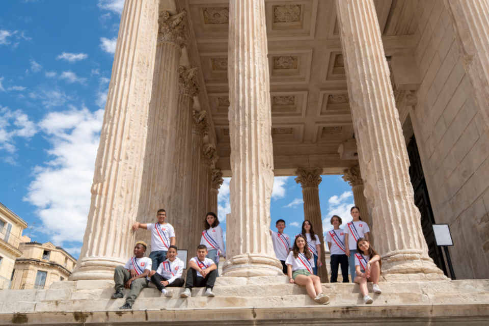 Groupe élu du CMJ sur la Maison Carrée