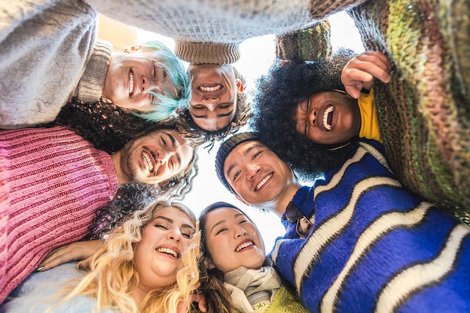 Vue d'un groupe de personnes se faisant une accolade 