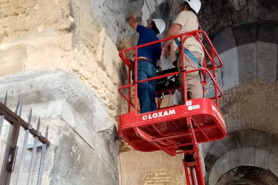 Des agents travaillent à  la restauration et la sécurisation des arènes